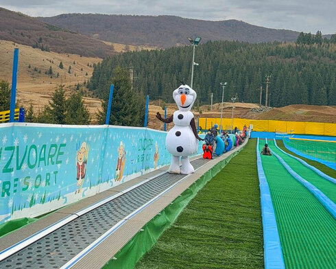 Divertimento tutto l'anno sulle piste da sci e sulle scivolate a Izvoare Resort (Romania)